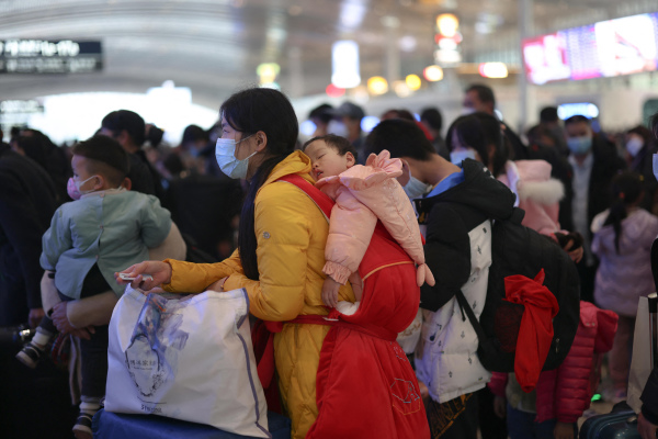 2023年重慶火車站聚集了返鄉人潮。