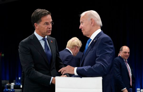 圖為2022 年 6 月 29 日，在西班牙馬德里舉行的北約峰會的第一次全體會議之前，荷蘭首相馬克·呂特（Mark Rutte，左）與美國總統喬·拜登（Joe Biden，右）握手交談。（圖片來源： SUSAN WALSH/POOL/AFP via Getty Images）