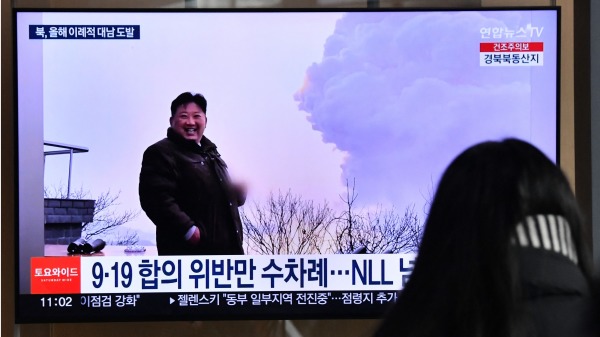2022 年 12 月 31 日，在朝鮮發射三枚短程彈道導彈後，一名婦女在首爾的一個火車站觀看新聞廣播。（圖片來源：Jung Yeon-je  AFPGetty Images）(16:9)