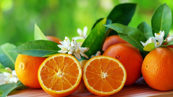 冬天盛產柑橘正是保養你皮膚好時節。