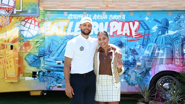 美国职篮NBA金州勇士当家球星柯瑞（Steph Curry）和妻子艾莎（Ayesha Curry）创立的基金会订制的行动资源车，车子主要巡回在奥克兰社区，让当地小朋友在快乐温饱的环境中学习新知。