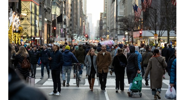 2022年12月18日，纽约人走在第五大道上。（Alexi Rosenfeld/Getty Images）(16:9)