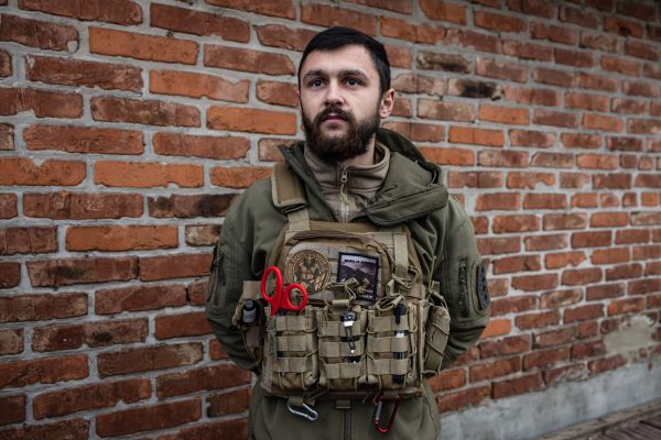 圖為2022年12月30日，在烏克蘭東部與入侵的俄羅斯軍隊交戰前線的巴赫穆特（Bakhmut）郊區，一名24歲的烏克蘭軍人雅羅斯拉夫（Yaroslav）與法新社記者交談、接受採訪。2022年有15名新聞工作者在烏克蘭遇難，報導烏克蘭戰爭的記者面臨巨大風險。（圖片來源：SAMEER AL-DOUMY/AFP via Getty Images）