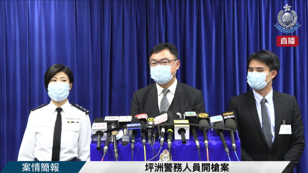 長洲分區指揮官陳淑君（左）亦在場交代案情。（圖片來源：香港警察FB直播截圖）