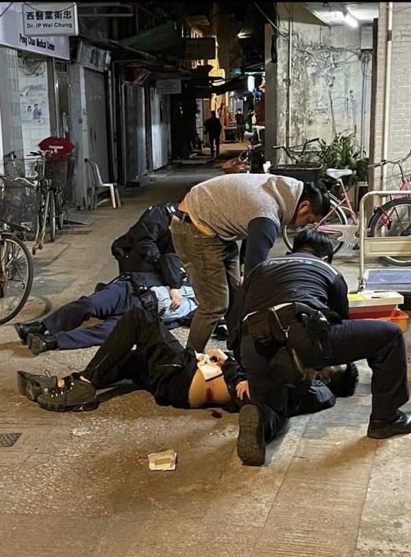 網上流傳照片顯示開槍警員假裝頭暈倒地，被網民轟「演戲」、「戲子」。（圖片來源：FB圖片）