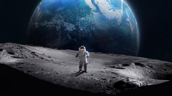 宇航员在月球表面登陆时，曾发现人类活动留下的古遗迹