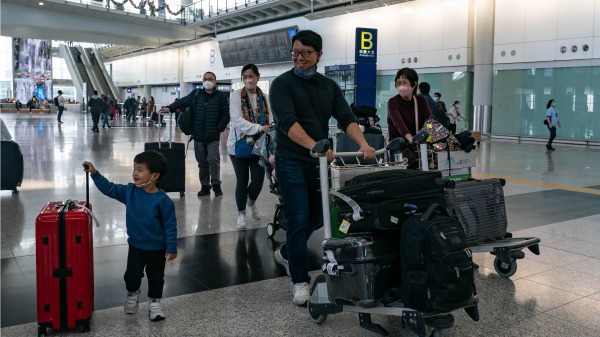 劳工及福利局局长孙玉菡表示，自人才计划推出后，由去年至今总计约10.8万名人才已抵港。图为游客抵达香港机场。（图片来源：Getty Images）