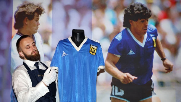 阿根廷足球传奇马拉度纳（Diego Maradona）1986年世界杯上演“上帝之手”时所穿球衣，成交价约930万美元，名列第二。