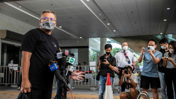 圖為2022年9月，陳朗昇案件在香港西九龍法院提堂。他在法院外接受記者採訪。（圖片來源：Getty Images）