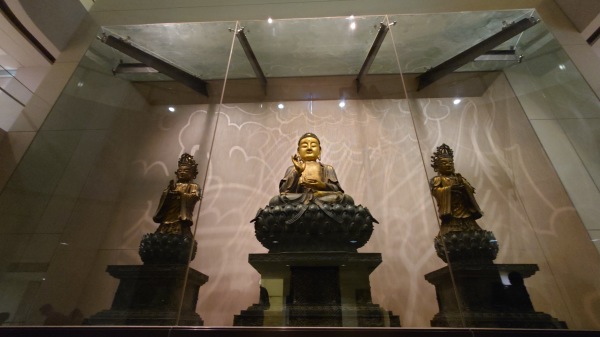故宫 101陈列室 明朝的“青铜鎏金坐佛三尊像”禾缮拍摄