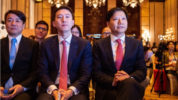 2018年6月23日，中国智能手机制造商小米的首席执行官雷军（右）与首席财务官周受资（中）和高级副总裁王川（左）在公司在香港首次公开募股（IPO）的新闻发布会上。（PHILIP FONG/AFP via Getty Images）(16:9)