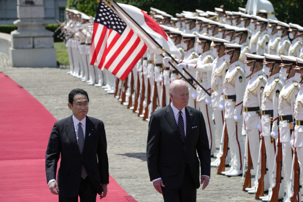 图为2022 年 5 月 23 日，在日本东京赤坂国宾馆，日本首相岸田文雄（左）为到访的美国总统拜登（右）举行欢迎仪式，双方一起检阅仪仗队。（图片来源：Eugene Hoshiko - Pool/Getty Images）