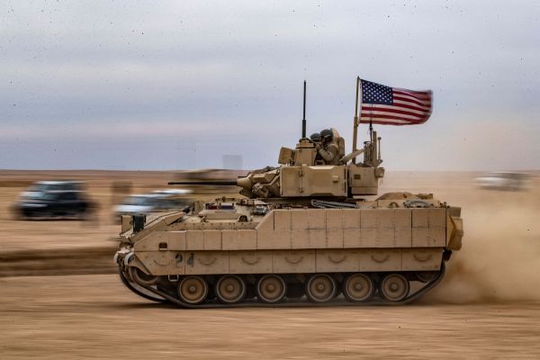 圖為2021年12 月 7 日，由美國帶領的打擊恐怖組織伊斯蘭國（ISIS）的國際聯盟 和敘利亞民主力量（SDF）在敘利亞東北部舉行聯合軍事演習，一輛美國布拉德利戰車（BFV）在演習中行駛。（圖片來源：DELIL SOULEIMAN/AFP via Getty Images）