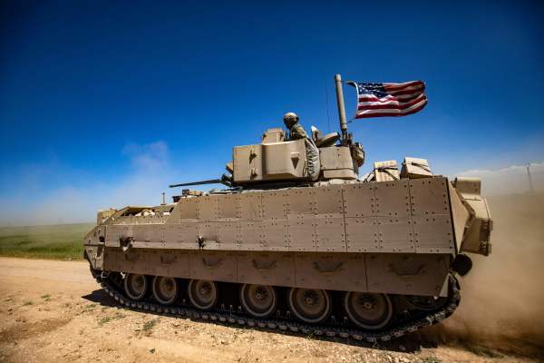 图为2022 年 4 月 20 日，一辆美国布拉德利战车 (BFV) 在叙利亚东北部哈塞克（Hasakeh）省库尔德人占多数的卡米甚利（Qamishli）市的乡村巡逻。布拉德利战车不是坦克，但有“坦克杀手”之称。（图片来源：DELIL SOULEIMAN/AFP via Getty Images）