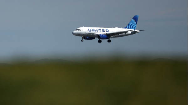 2022年3月7日，一架美國聯合航空公司的飛機正在降落洛杉磯機場（Justin Sullivan/Getty Images）(16:9)