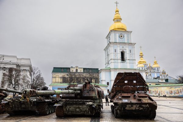 圖為2023 年 1 月 5 日，烏克蘭首都基輔的三聖教堂前的露天展覽，陳列著被摧毀的俄羅斯軍用車輛和裝備。（圖片來源：SAMEER AL-DOUMY/AFP via Getty Images）