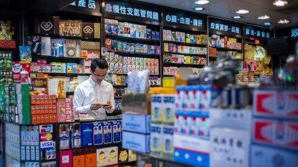 分析預計1月8日中港通關後，每日至少都有幾萬國內遊客來港，很多遊客會來港搶購藥物，這都會帶動零售業增長。圖為香港藥房。（圖片來源：Getty Images）