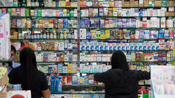 日前醫務衛生局局長盧寵茂提出，不排除立法規管買賣含撲熱息痛成份的退燒藥。圖為香港藥房。（圖片來源：Getty Images）