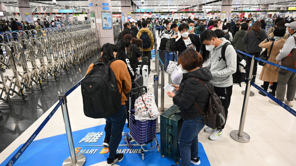 图为大批旅客在香港落马洲口岸排队等待入境深圳。（图片来源：Getty Images）