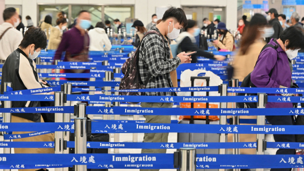 1月8日中港通關首日南下的人流稀疏，圖為在落馬洲口岸辦理入境香港手續的旅客。（圖片來源：Getty Images）
