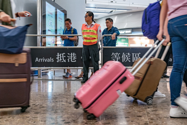 图为乘搭广深铁路的乘客抵达香港。（Getty Images）