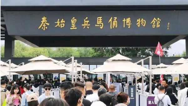  中国十一连假8天各景点人满为患，游客快把兵马俑挤到没地方站了。