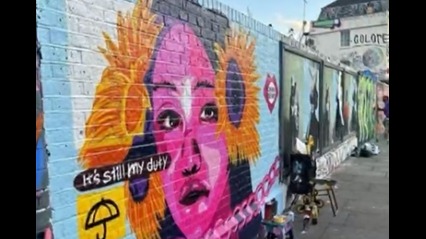 近日一位英國藝術家受中國異議團體China Deviants之邀請，在塗鴉牆上呈現中國白紙運動、台灣太陽花運動等反抗意象。(圖片來源：壹新聞視頻截圖) 