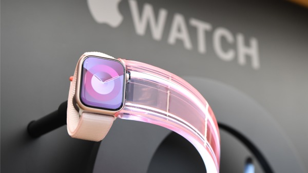 2023 年 9 月 22 日在澳洲雪梨的苹果商店发布最新 iPhone 和 Apple Watch 型号的澳洲发表会上，新款 Apple Watch 碳中和版本。(James D. Morgan/Getty Images)