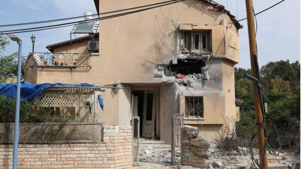 2023年10月9日拍攝的照片顯示，在加薩邊境附近的南部城市斯代羅特（Sderot），以色列軍隊和巴勒斯坦武裝分子之間的戰鬥中，一座房屋被摧毀。