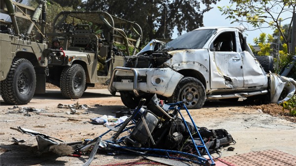 2023 年10 月10 日，以色列卡法阿紮，哈馬斯武裝分子使用的一輛摩托車在一輛汽車附近被毀，這輛汽車是在週六哈馬斯武裝分子襲擊加薩邊境附近的基布茲時被槍擊的。
