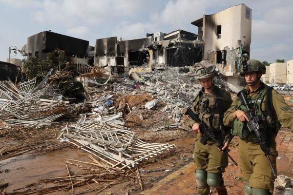 2023年10月8日，以色列士兵站在遭哈馬斯武裝分子摧毀的以色列警察局外面。