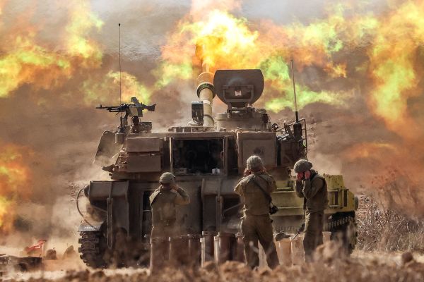 2023年10月11日，以色列军队的自行榴弹炮在以色列南部加沙边境附近发射炮弹。