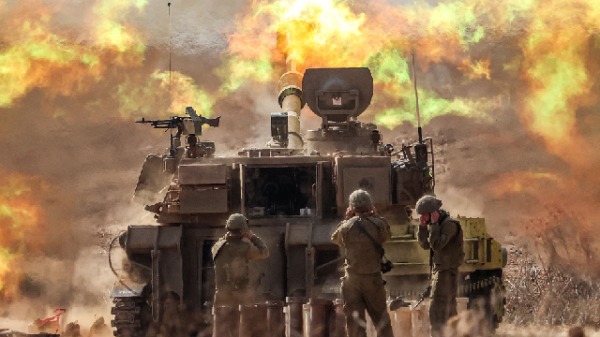 10月11日，以色列军队在加沙地带边境附近向哈马斯军事目标发射炮弹。