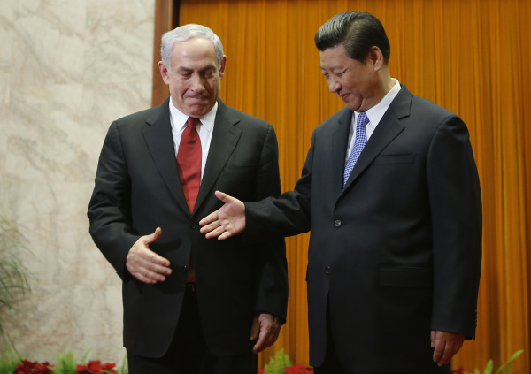 2013年5月9日，中國國家主席習近平在北京人民大會堂與以色列總理本杰明．內塔尼亞胡握手。