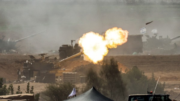 10月12日，以色列軍隊M109 155毫米自走榴彈砲在邊境附近向哈馬斯目標發射砲彈。