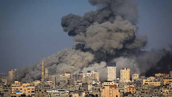 2023年10月12日，以色列空袭加萨城，浓烟滚滚，以色列与哈马斯之间的激烈战斗已持续了六天。 (MAHMUD HAMS/AFP via Getty Images)