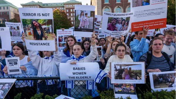 2023年10 月 12 日，在紐約哥倫比亞大學，學生參加支持以色列的集會和守夜活動，以回應 2023年10月12日，在紐約市大學舉行的支持巴勒斯坦的鄰近學生集會（Spencer Platt/Getty Images)