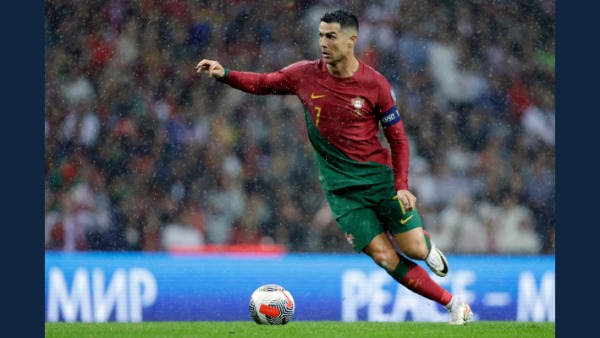 球星C羅（Cristiano Ronaldo）今（14日）領軍葡萄牙在歐洲國家盃預選賽，卻意外因「一吻」恐涉「通姦罪」，要挨100下鞭刑。 