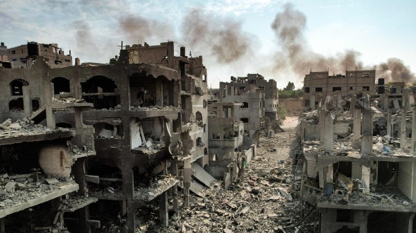 2023年10月11日，加沙城中被以色列空袭摧毁的建筑物。