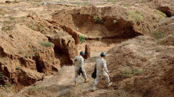 2014年11月4日，埃及士兵在與哈馬斯控制的加沙地帶接壤的分裂邊境城鎮拉法檢查一條走私隧道。