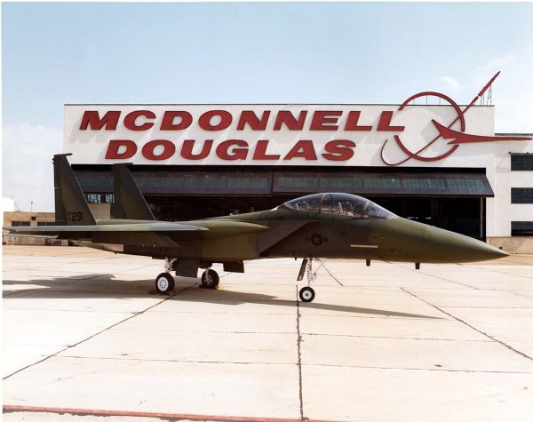 麦道的产品F-15E战斗轰炸机。