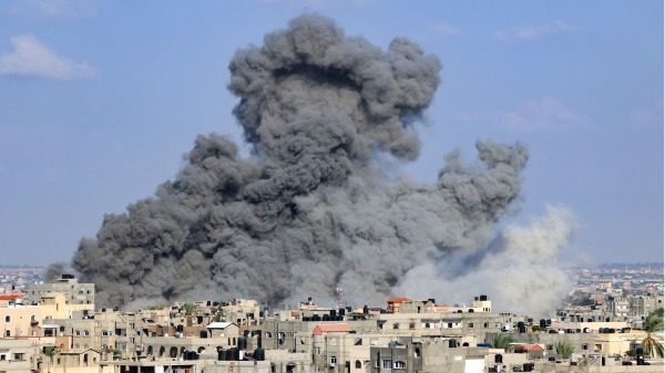 2023 年 10 月 11 日，以色列對加薩走廊南部拉法發動空襲，濃煙滾滾。