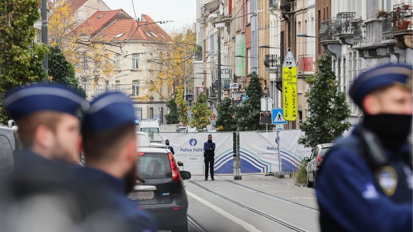 10月17日，比利時警方封鎖布魯塞爾斯哈爾貝克地區的街道。聯邦檢察官部門發言人表示，比利時警方逮捕了一名涉嫌恐怖襲擊中槍殺兩名瑞典球迷的男子。