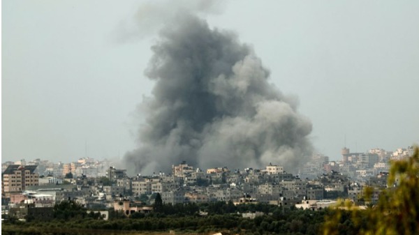 2023年10月17日從以色列南部城市斯德羅特拍攝的照片顯示，在以色列與巴勒斯坦組織哈馬斯之間持續不斷的戰鬥中，以色列發動軍事打擊後，加沙走廊北部上空升起濃煙。 