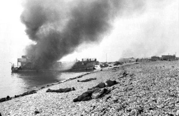 第厄普登陆作战中被摧毁的登陆艇起火与加拿大士兵死在沙滩上