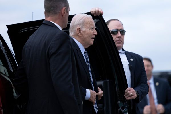 2023年10月17日，美國總統喬．拜登在馬里蘭州安德魯斯聯合基地走出汽車，登上空軍一號，前往以色列。