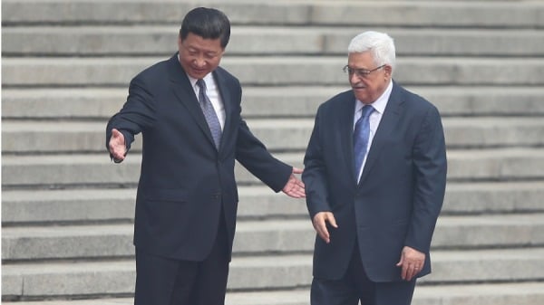 2013年5月6日在中国北京人民大会堂外举行的欢迎仪式上，中国国家主席习近平（左）陪同巴勒斯坦自治政府主席阿巴斯（右）检阅仪仗队。