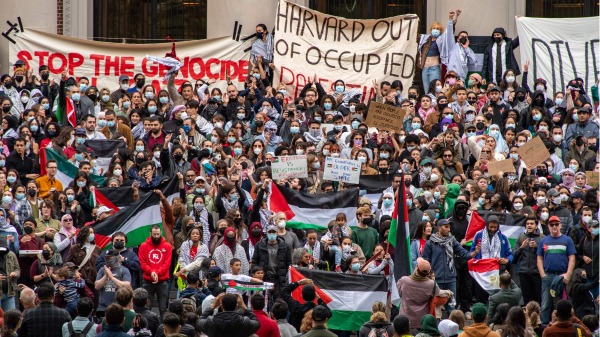 2023 年10 月14 日，巴勒斯坦支持者聚集在哈佛大學在麻薩諸塞州劍橋校園舉行的集會上表達對加沙巴勒斯坦人的支持。(JOSEPH PREZIOSO/AFP via Getty Images)