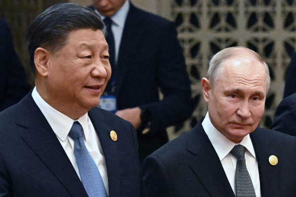 2023年10月18日，普京和习近平在出席第三届“一带一路”国际合作高峰论坛期间合影。