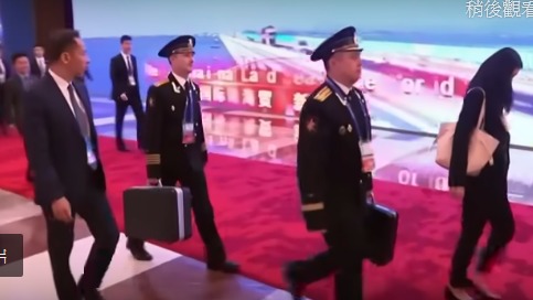 18日，俄羅斯總統普京在北京與中國國家主席習近平會面，他的2名隨行軍官罕見地近距離被拍到了提著「核按鈕手提箱」的畫面。
